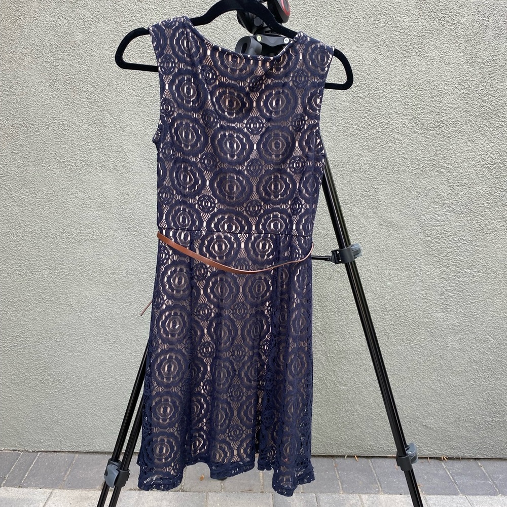 Lace dress with keyhole front - Picture 3 of 5